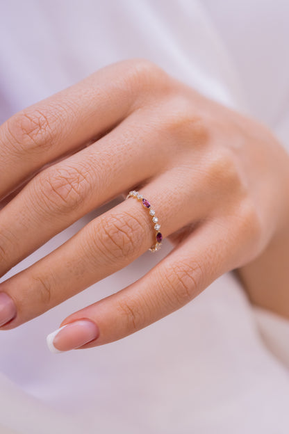 Zarif Markiz Garnet ve Parıldayan Beyaz Zirkon Yüzük