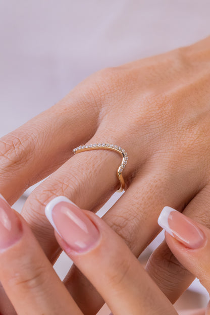 Wavy Pave 14k Gold Ring – Dainty Curved Moissanite Band