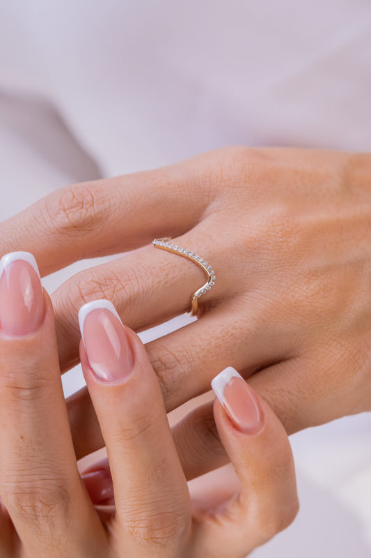 Wavy Pave 14k Gold Ring – Dainty Curved Moissanite Band